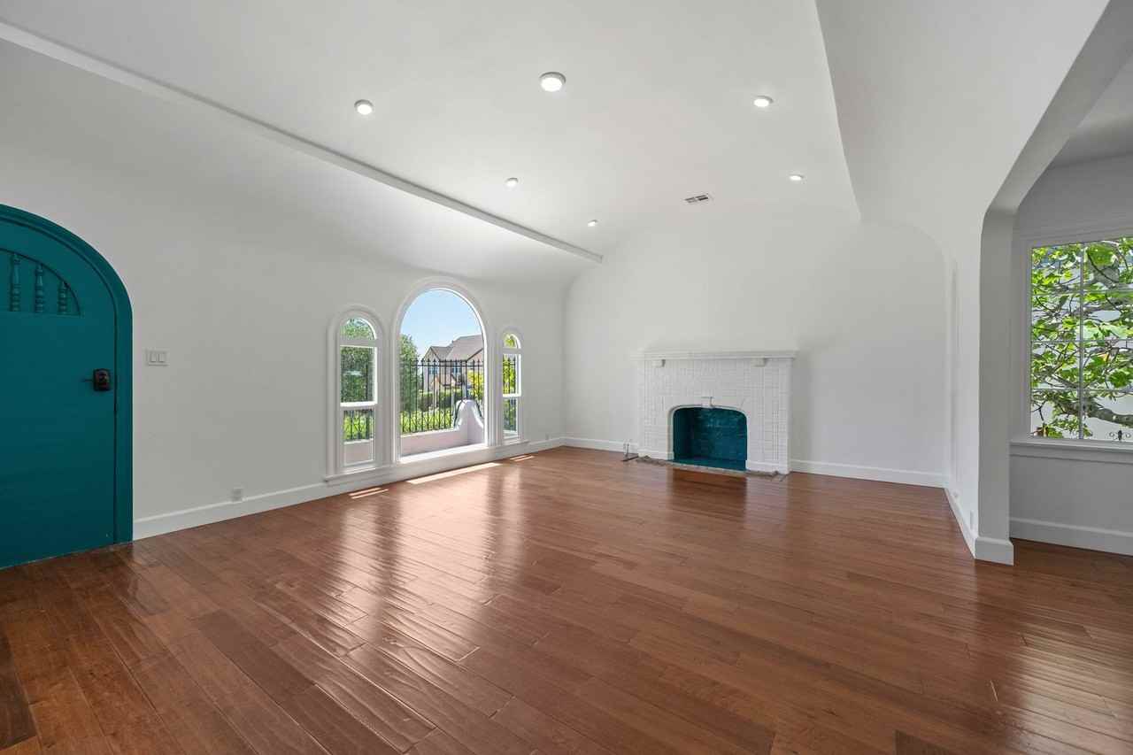 4733 Ambrose Ave - Photo 3 of 38