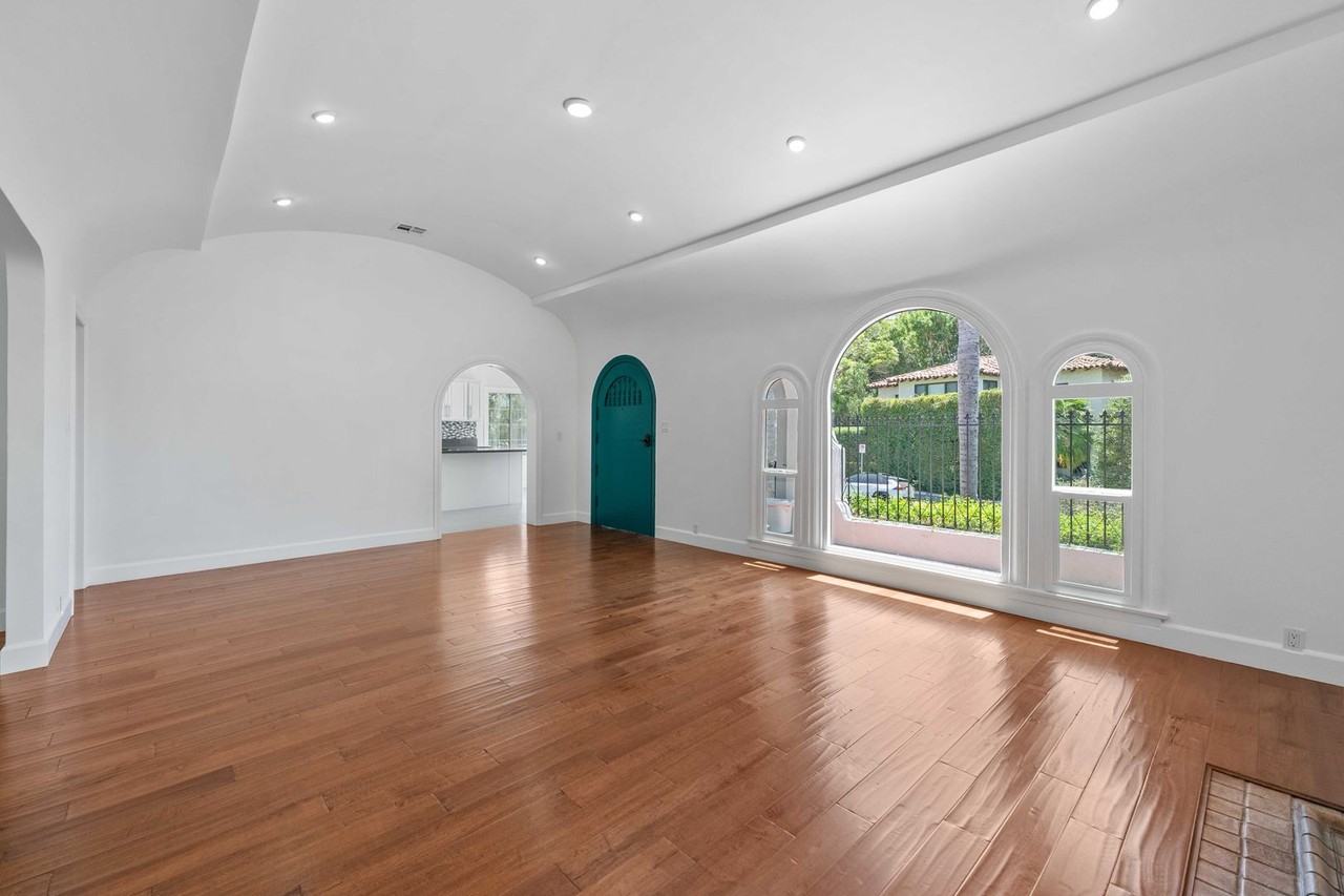 4733 Ambrose Ave - Photo 4 of 38