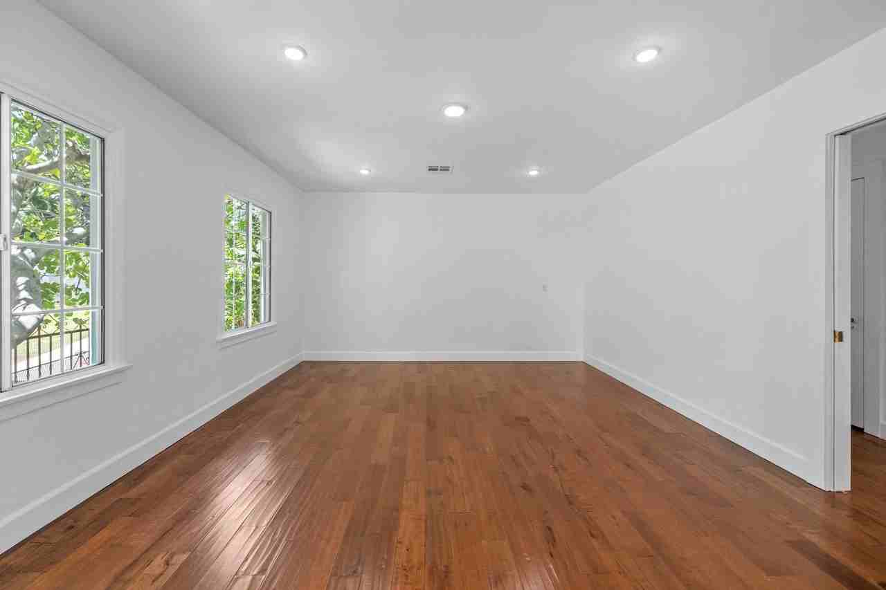 4733 Ambrose Ave - Photo 5 of 38