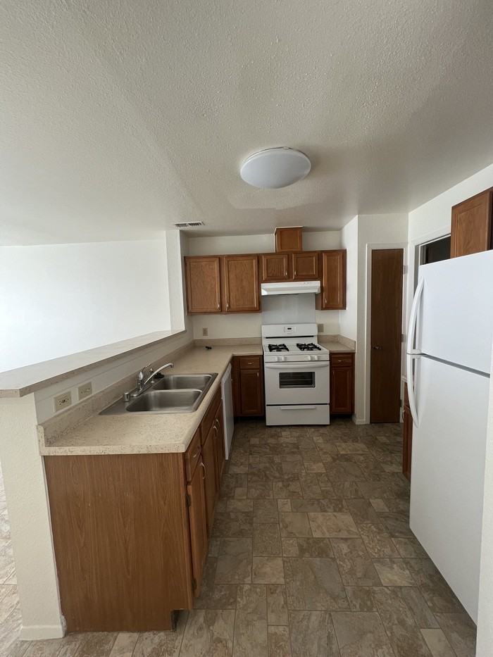 1121 Dakota Dr - Photo 3 of 7