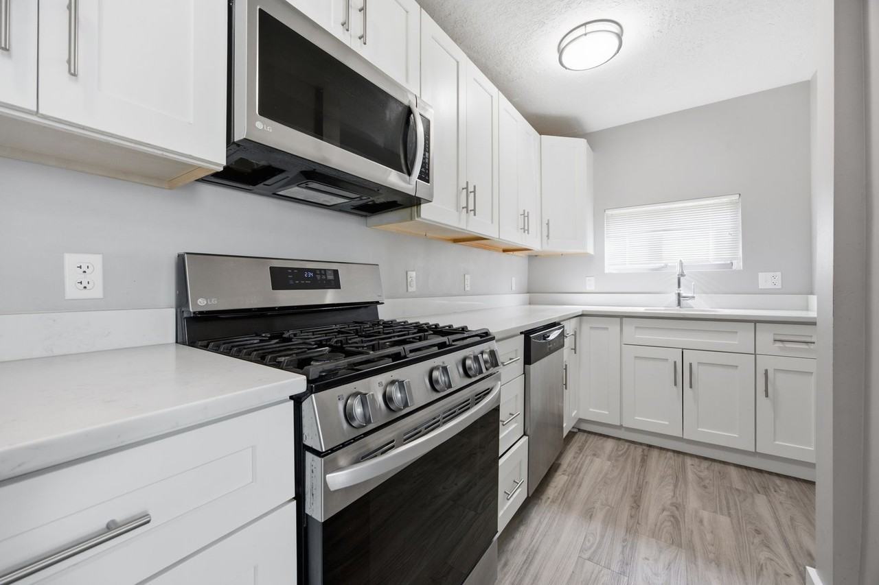 827 Hinnerman St - Photo 2 of 25