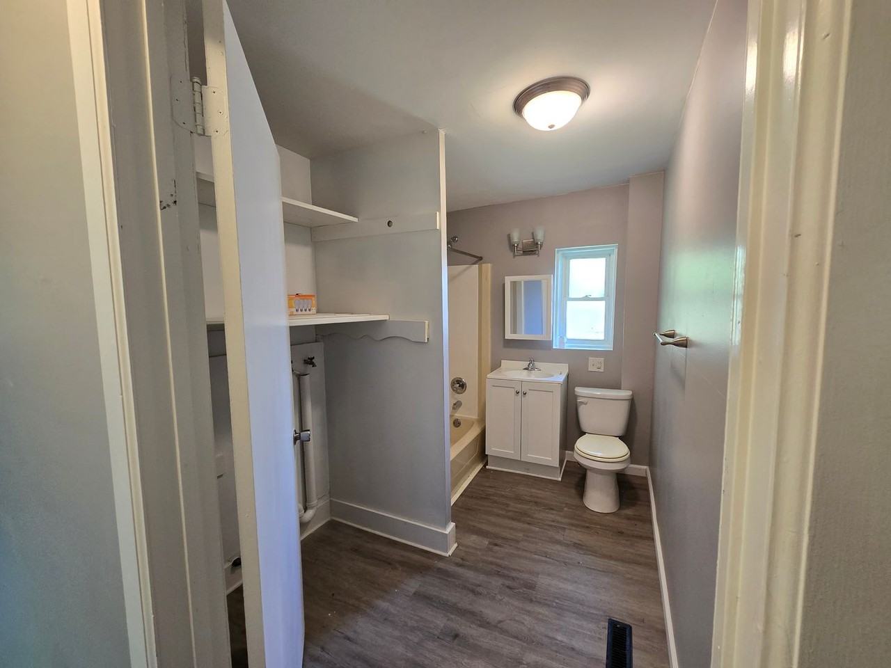 928 Farnam St - Photo 4 of 9