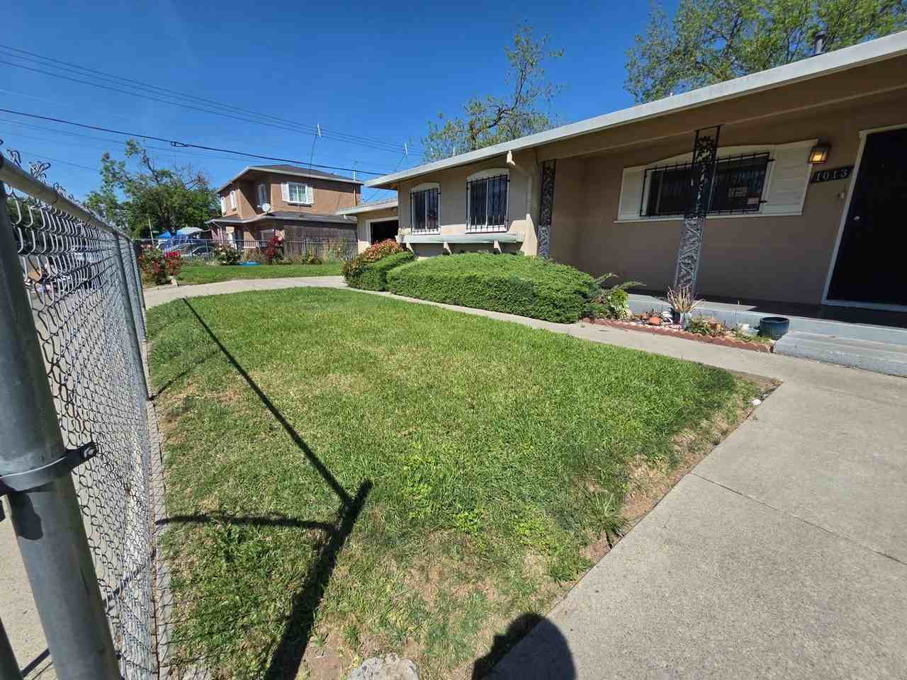 1013 Roanoke Ave - Photo 4 of 14