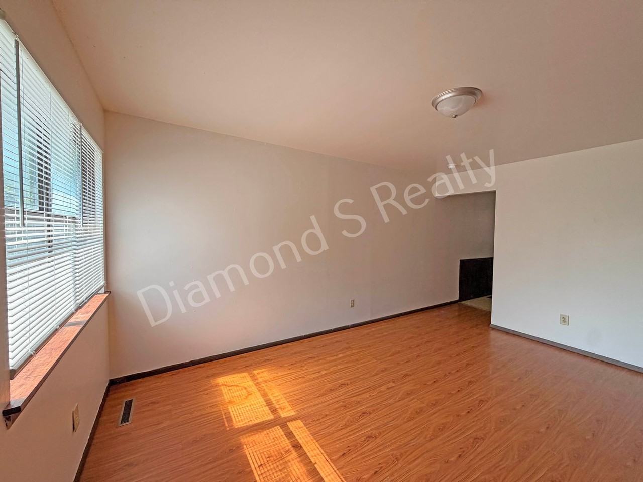 531 W State St - Photo 4 of 13
