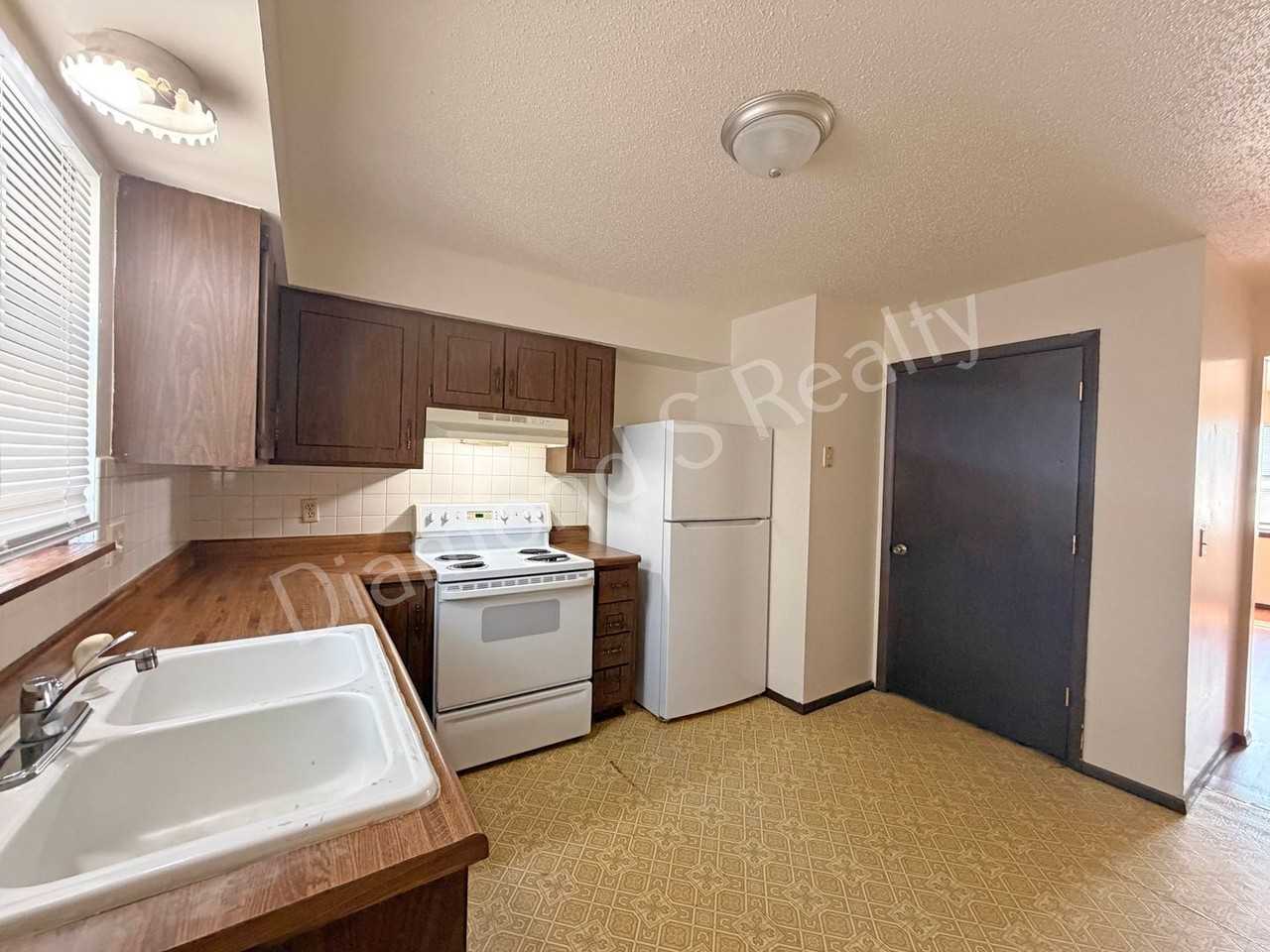 531 W State St - Photo 7 of 13