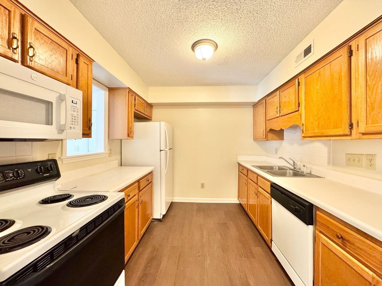 7123 W Friendly Ave Apt D - Photo 6 of 9