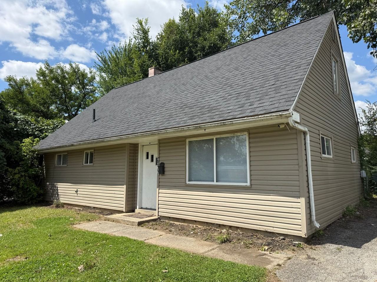 2377 Hanna Dr - Photo 2 of 15