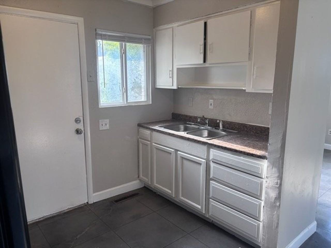2377 Hanna Dr - Photo 6 of 15