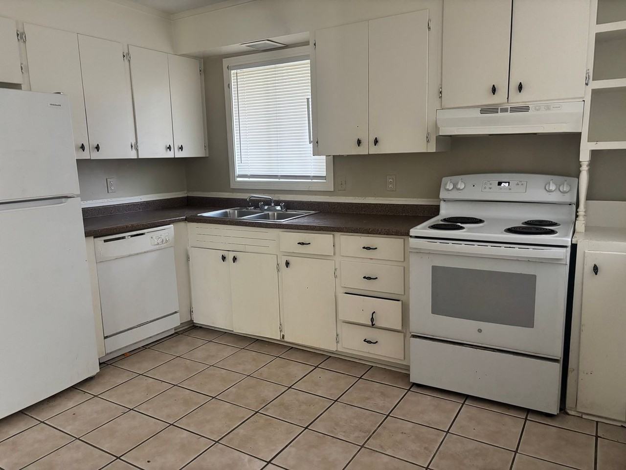151 Chatham Cir - Photo 3 of 10