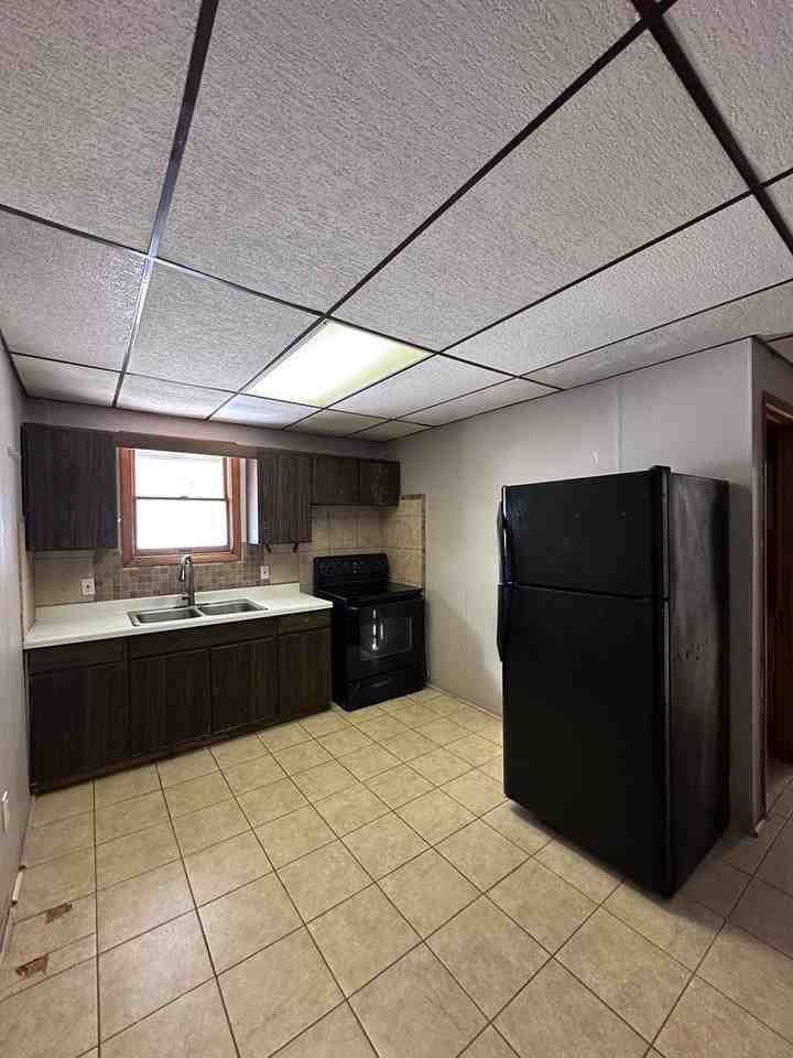 606 W Main St - Photo 3 of 7