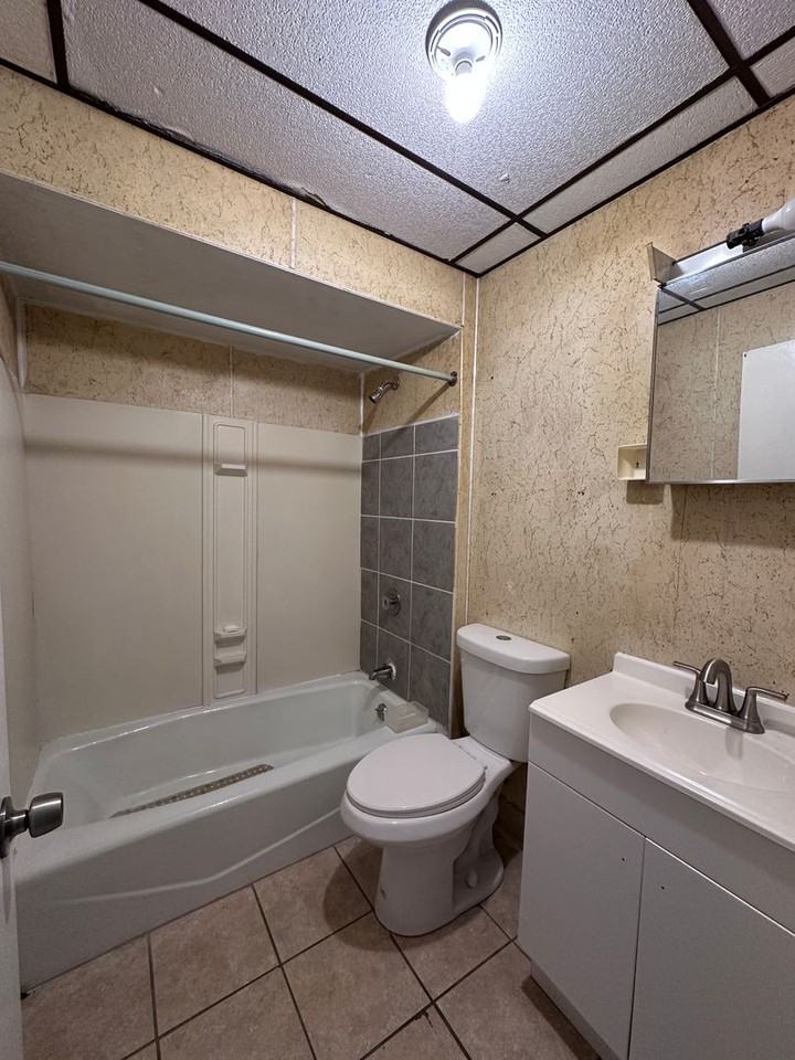 606 W Main St - Photo 7 of 7