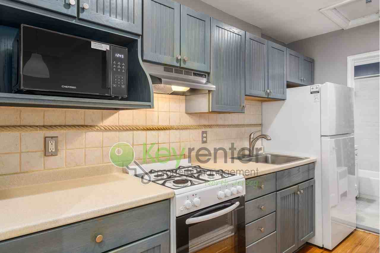 9 Brookdale Gdns #D - Photo 2 of 16