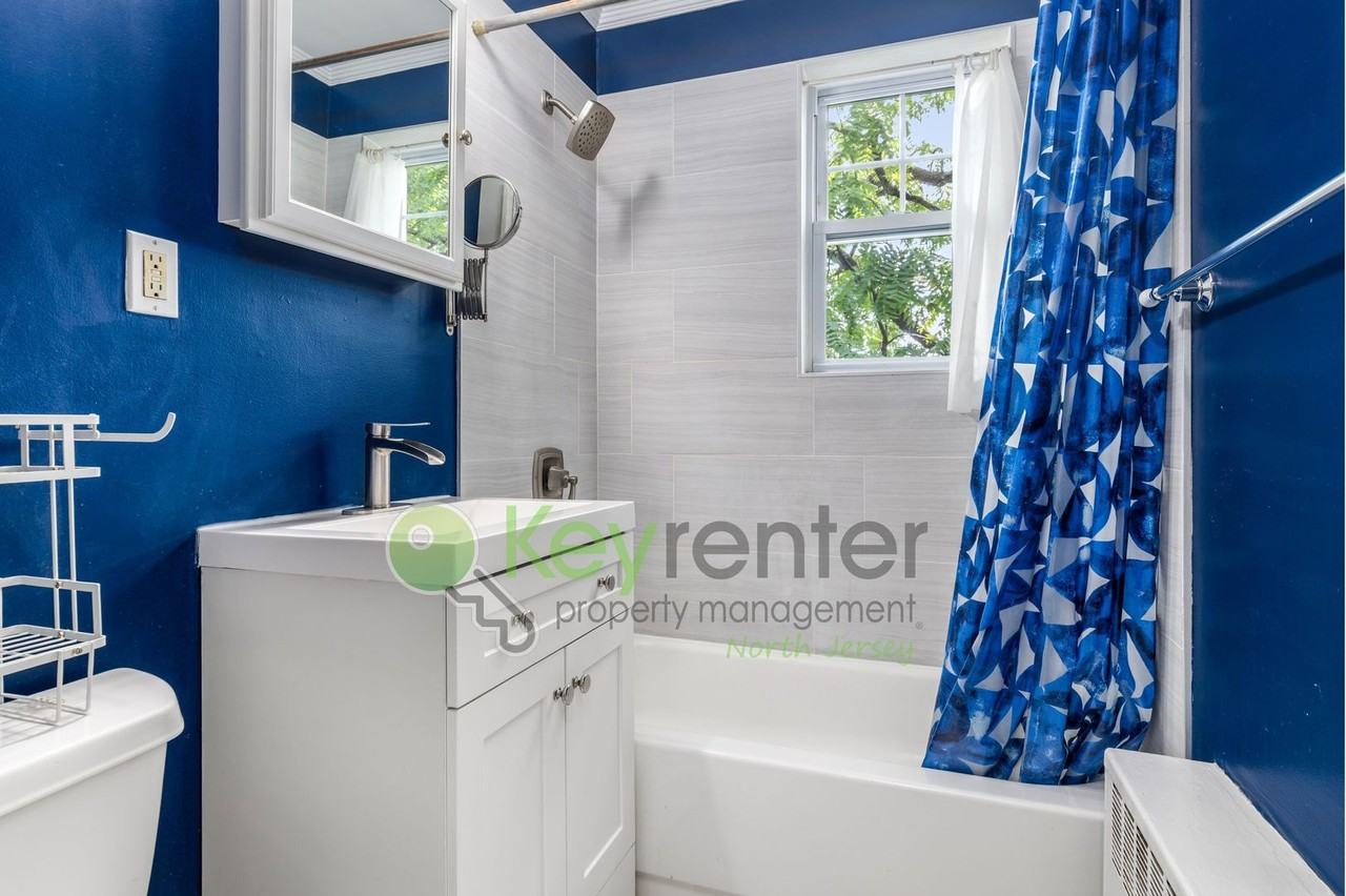 9 Brookdale Gdns #D - Photo 3 of 16