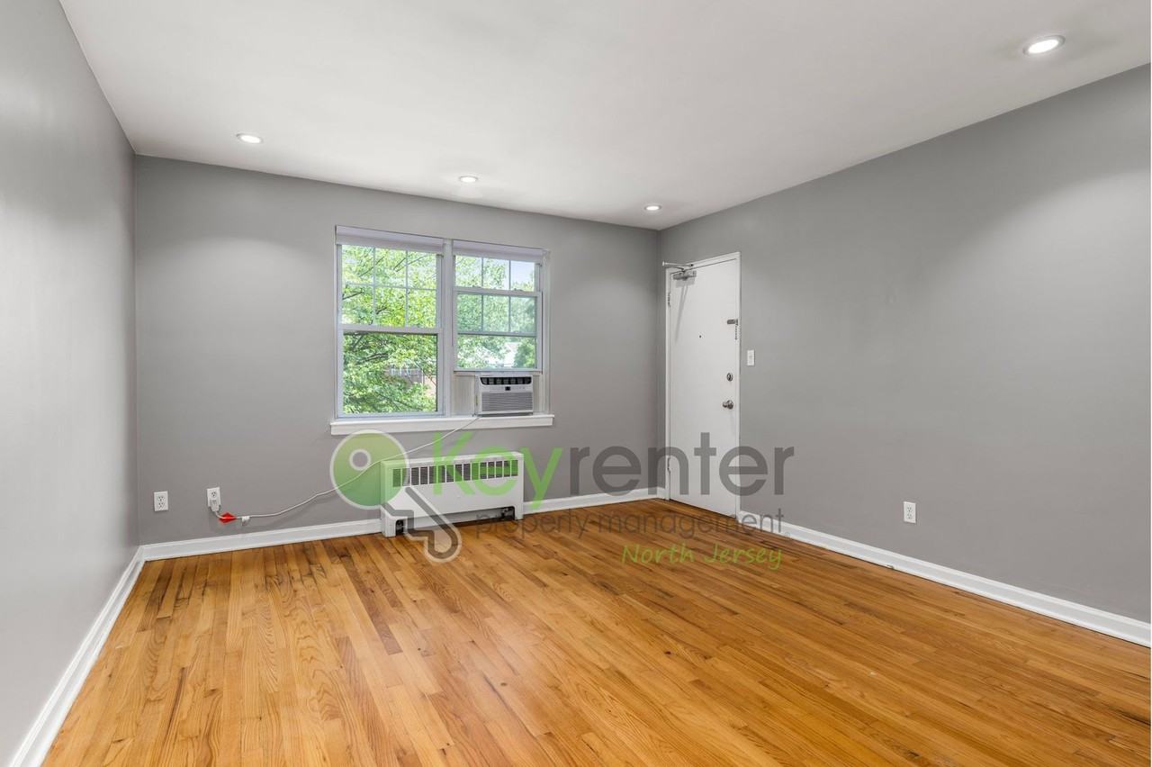 9 Brookdale Gdns #D - Photo 5 of 16
