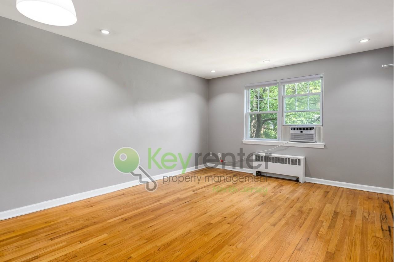 9 Brookdale Gdns #D - Photo 6 of 16