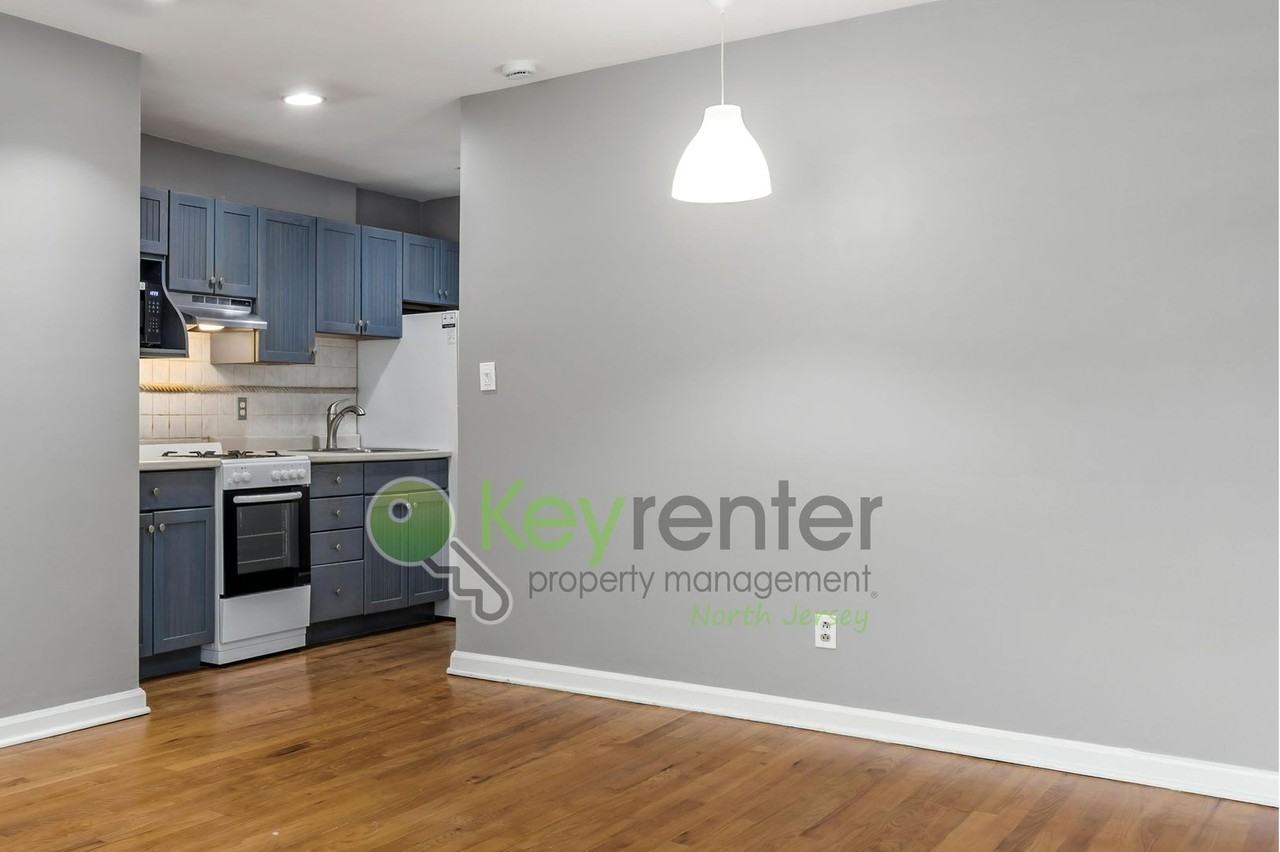 9 Brookdale Gdns #D - Photo 7 of 16