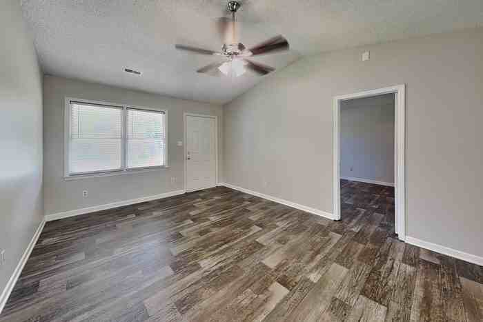 2215 Medlin Ct - Photo 4 of 20