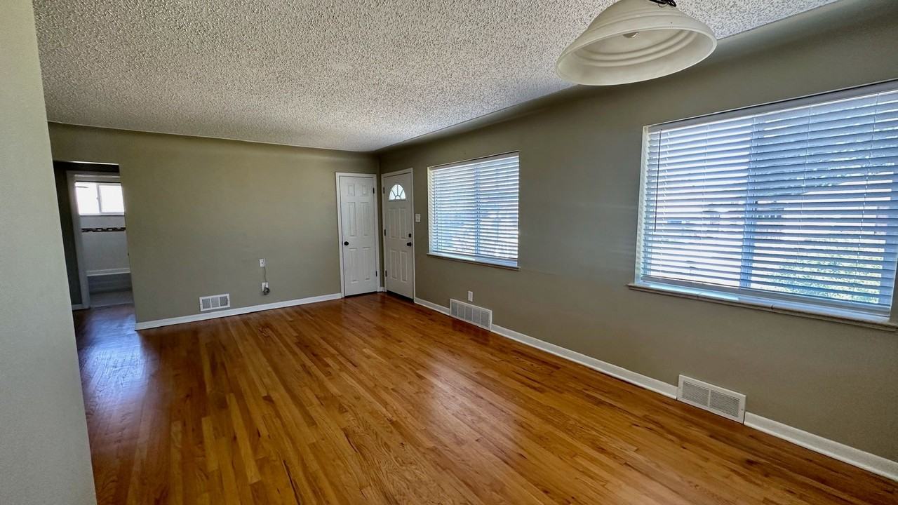 97 S Ingalls St - Photo 6 of 32
