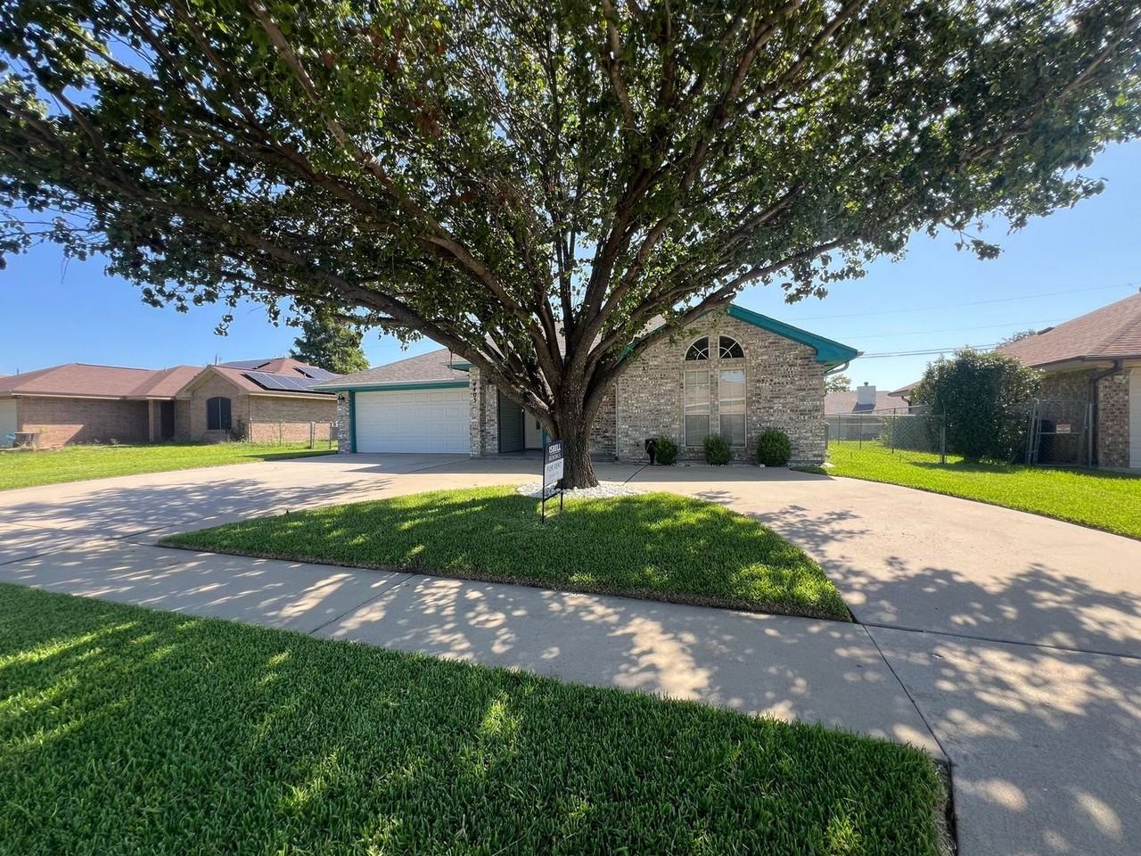 4403 Chantz Dr - Photo 2 of 3