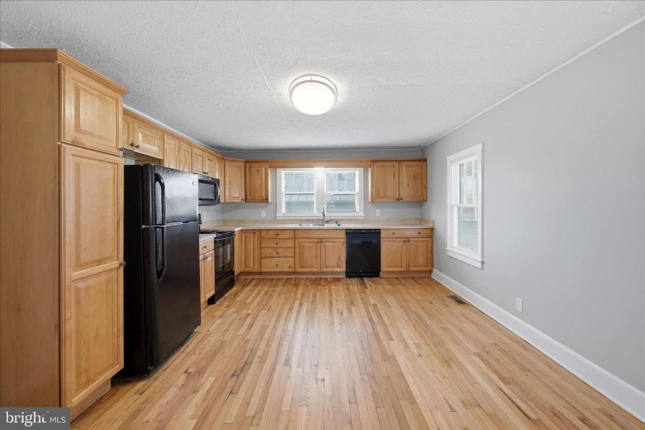155 Royal Ave - Photo 2 of 14