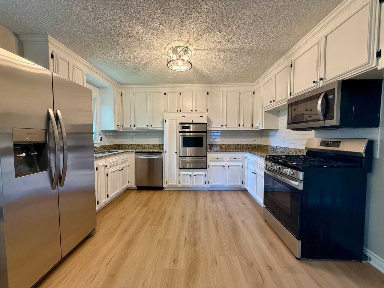 6907 Berkshire Ln N - Photo 4 of 37