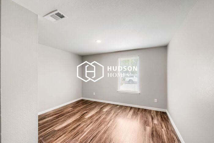 229 De Haven St #B - Photo 6 of 14