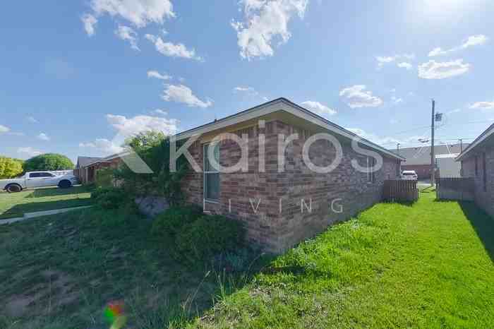 4506 S Roberts St - Photo 4 of 34