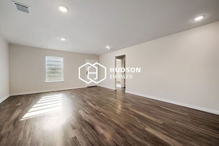 1311 N Travis St - Photo 4 of 14