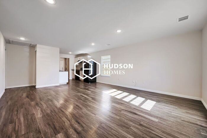 1311 N Travis St - Photo 5 of 14