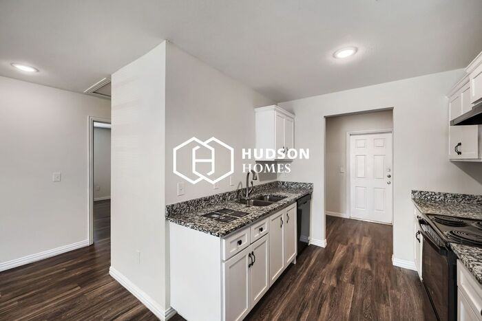 1311 N Travis St - Photo 6 of 14