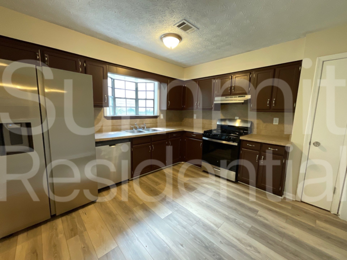 245 Windemere Way - Photo 5 of 17