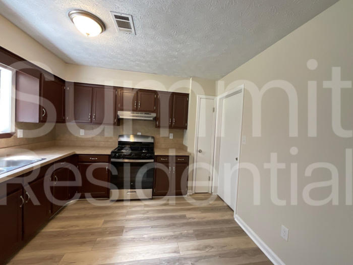 245 Windemere Way - Photo 6 of 17
