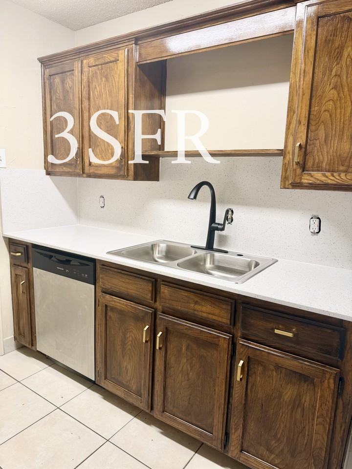 709 Long Ct - Photo 2 of 6