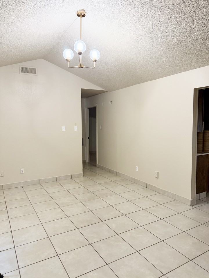 709 Long Ct - Photo 3 of 6