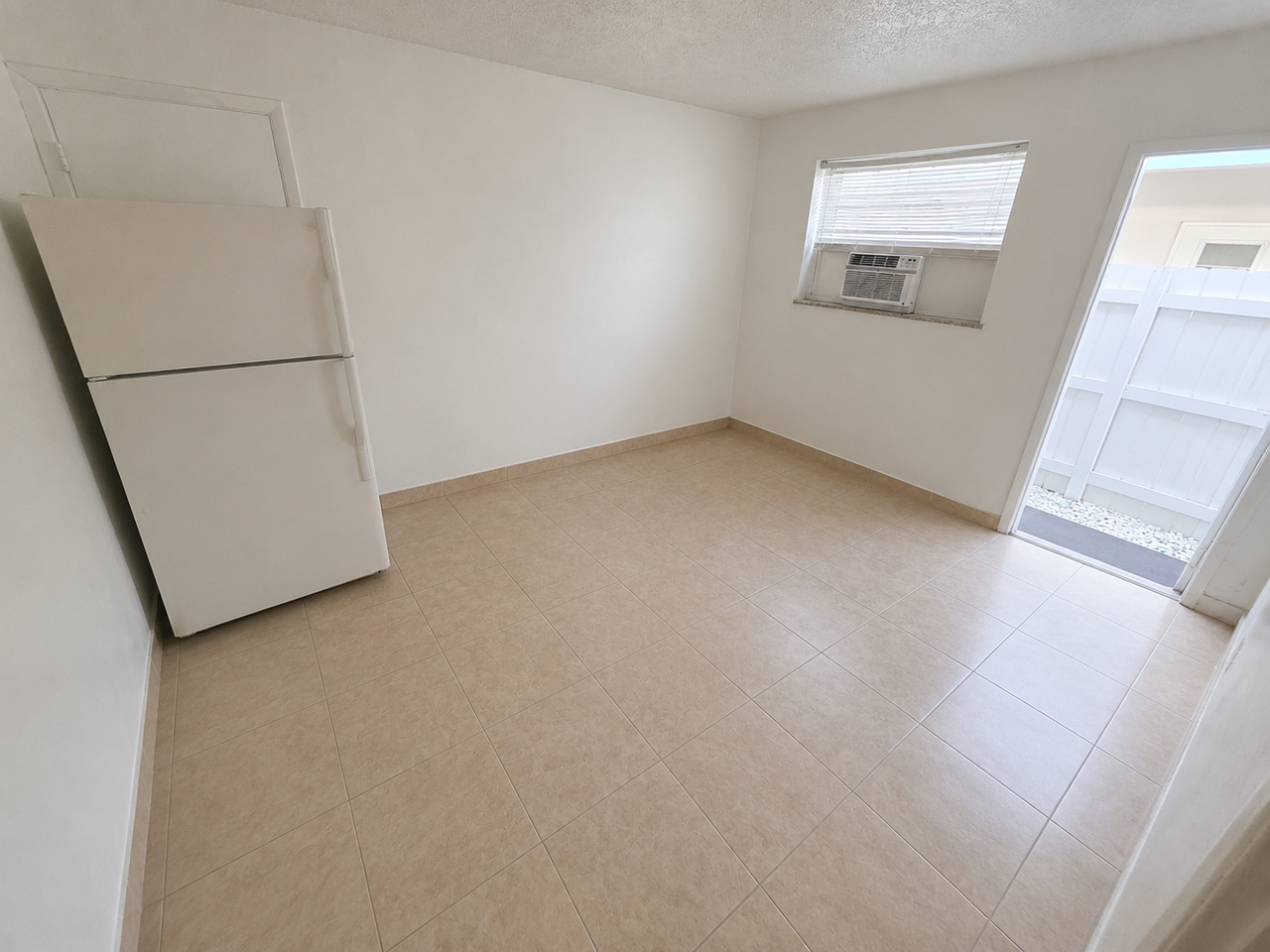 22 Sw 5th St #B - Photo 3 of 6