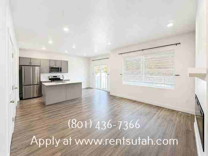 647 S Raintree Ln - Photo 2 of 33