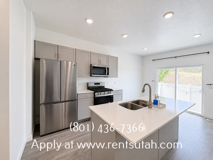 647 S Raintree Ln - Photo 3 of 33