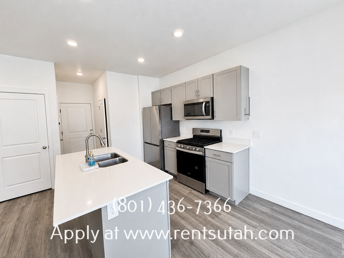 647 S Raintree Ln - Photo 4 of 33