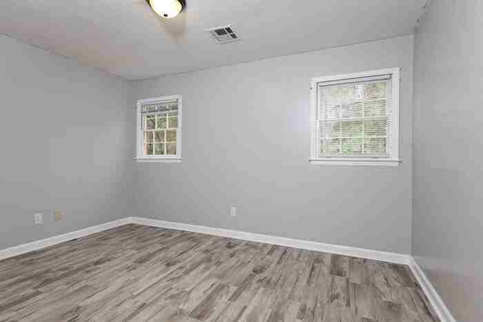 3591 Robert E Lee Dr - Photo 5 of 9