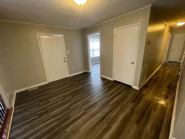 1306 Northwoods Dr - Photo 4 of 17