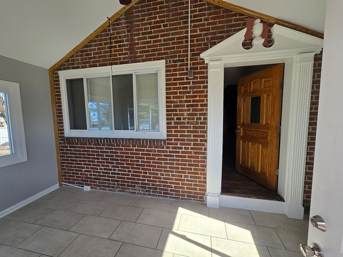 999 Elton Ave - Photo 2 of 17