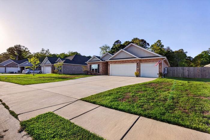 8009 Crawford Dr - Photo 3 of 40