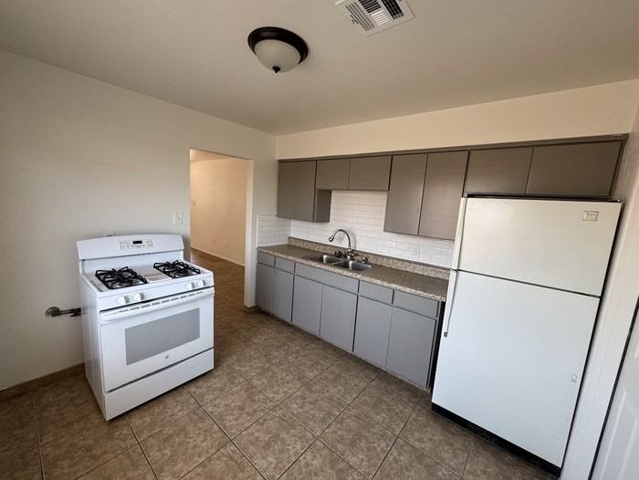 10238 N 15th Ave #B - Photo 2 of 11