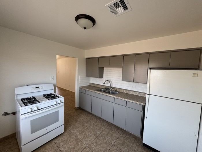 10238 N 15th Ave #B - Photo 3 of 11
