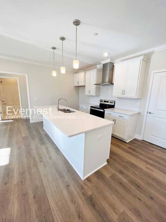 828 Goswell Dr #4 - Photo 5 of 17