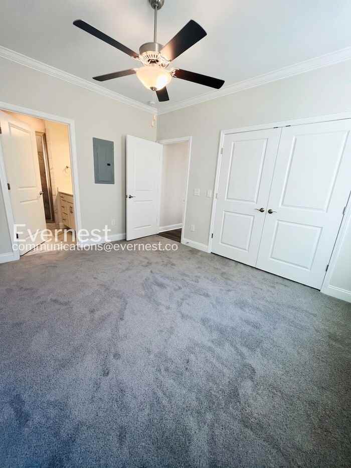 828 Goswell Dr #4 - Photo 7 of 17