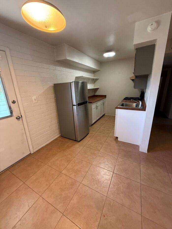 1007 E Silver St - Photo 5 of 11