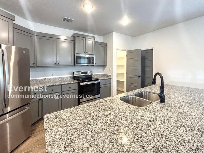 2123 Hornbeam St - Photo 6 of 22
