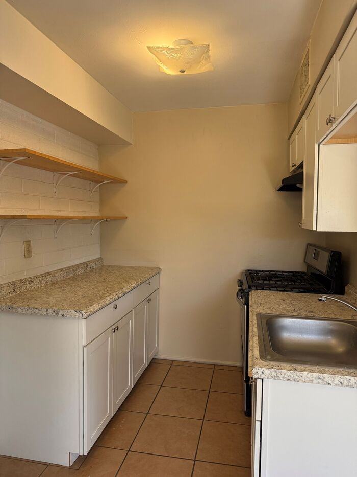 2550 N Park Ave - Photo 6 of 12