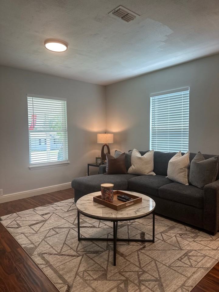555 W Hempstead St #NA - Photo 3 of 15